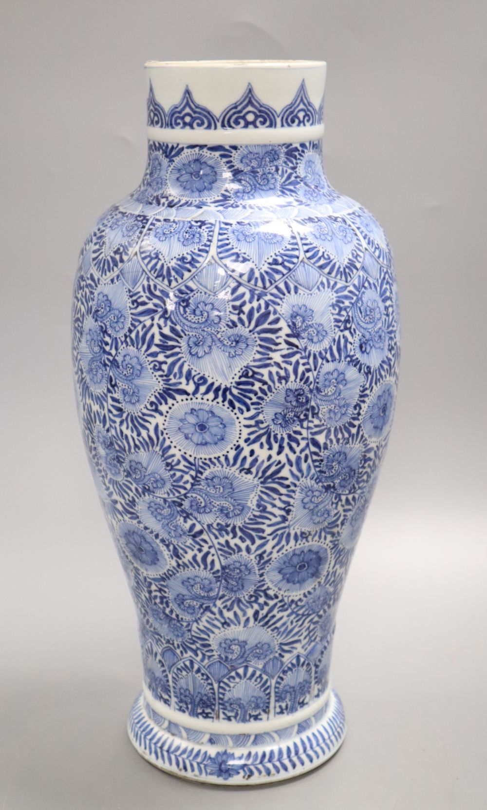 A large Chinese Kangxi blue and white vase, height 41cm